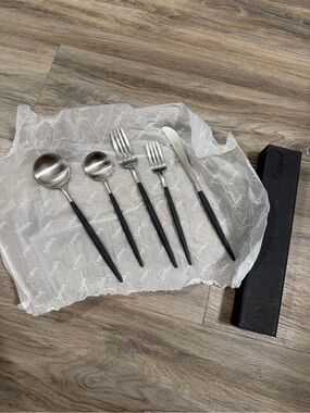 Crate & Barrel (7x) Aero Black 5-Piece Flatware Place Setting